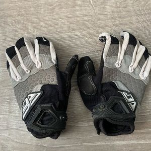 Fly Racing Motorcycle Gloves. F-16. Youth 4. Black and gray.
